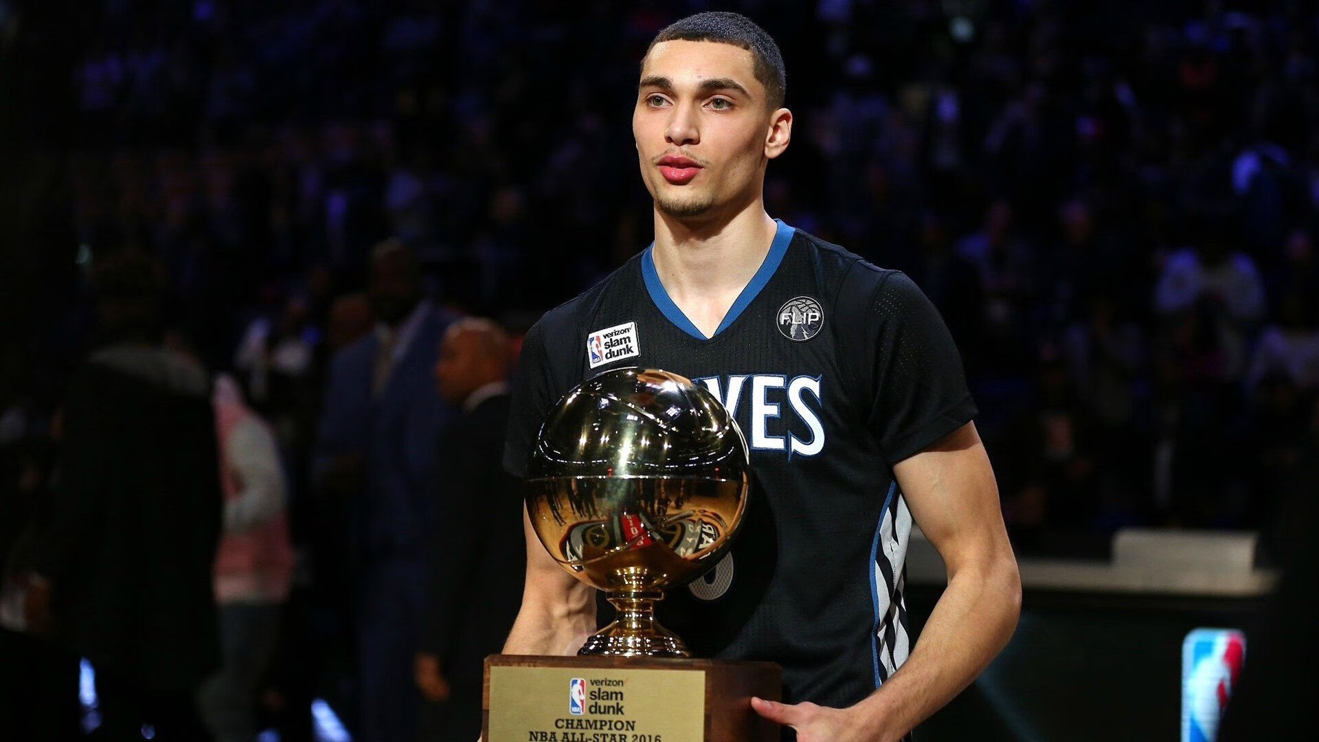 爱游戏平台-球迷创意助威，球场里外热情燃爆，球迷助威视频